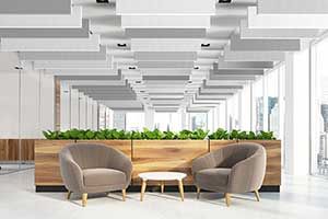 Hunter Douglas Architectural lanceert HeartFelt® Baffle-plafonds Maandag 13 januari 2020 — Het bekroonde HeartFelt® modulair vilten plafond- en wandsysteem, ontwikkeld door Hunter Douglas Architectural, kan dankzij de lancering van een Baffle-plafond nu in nog meer ruimtes en situaties worden gebruikt. Baffle-plafonds zijn ideaal om geluidsoverlast en weerkaatsend geluid in de meeste bouwsectoren te verminderen. Ze worden gebruikt om de akoestiek te verbeteren in concertzalen, theaters, vergaderzalen en andere ruimtes waarin een goede geluidskwaliteit belangrijk is. Na de succesvolle lancering van HeartFelt® plafonds in 2017, waarvoor het bedrijf een Reddot Award won, en HeartFelt® wanden in 2019, heeft Hunter Douglas Architectural zijn innovatieve product verder ontwikkeld, waardoor architecten, interieurontwerpers en bestekschrijvers wederom een hoogwaardige designkeuze uit het productaanbod kunnen maken. Net als de plafonds en wanden zijn lichtgewicht HeartFelt® Baffles gemaakt van niet-geweven thermogevormde PES-vezels en voldoen ze aan brandklasse B-S1, d0. Elk paneel heeft een breedte van 40 tot 80 mm en is verkrijgbaar in een hoogte van 100 tot 500 mm, met een maximumlengte van 2000 mm. De uitstekende akoestische eigenschappen van HeartFelt® blijven met de nieuwe paneel- en moduleafmetingen ongewijzigd, met nog meer flexibiliteit in akoestisch ontwerp, afhankelijk van het formaat en het aantal geluiddempers per vierkante meter. Pieter van Rees, Business Development Manager bij Hunter Douglas Architectural: "Geluidscomfort is een essentieel aspect van het ontwerp van elke binnenruimte. Een slechte akoestiek kan immers een negatieve invloed hebben op de gezondheid, communicatie, veiligheid, productiviteit en concentratie. Of het nu om een werkruimte, auditorium, leslokaal of openbaar gebouw gaat: een goede akoestiek is cruciaal. Net als onze andere hoogwaardige akoestische plafondproducten, helpen HeartFelt® Baffles om op een innovatieve en geavanceerde manier de juiste sfeer te creëren en de akoestiek precies goed te krijgen. Na het snelle succes van het HeartFelt® plafond- en wandsysteem was het creëren van Baffles een logische volgende stap in de ontwikkeling van dit opmerkelijke productassortiment. Baffle-plafonds zijn populair bij moderne interieurontwerpers en architecten omdat ze een prachtig ontwerp combineren met een hoog gebruikerscomfort, eenvoudig te installeren zijn en gemakkelijk toegang bieden tot de vrije ruimte boven het plafond." HeartFelt® Baffles zijn verkrijgbaar in vijf grijstinten, van wit tot zwart, en zijn vuil- en stofbestendig en dus gemakkelijk te onderhouden. De Baffles worden geïnstalleerd op een nieuw ontwikkeld combi-draagsysteem, waarbij elk paneel met stalen klemmen wordt vastgeklikt op een draagrail. De panelen worden door middel van schuifklemmen met elkaar verbonden, met aan het uiteinde drie opties: geen eindkap, gevouwen eindkap of afzonderlijke eindkap. Hunter Douglas Architectural is trots op zijn groene imago en HeartFelt® beschikt over een bronzen C2C-certificaat en is 100% recycleerbaar of eenvoudig herbruikbaar.