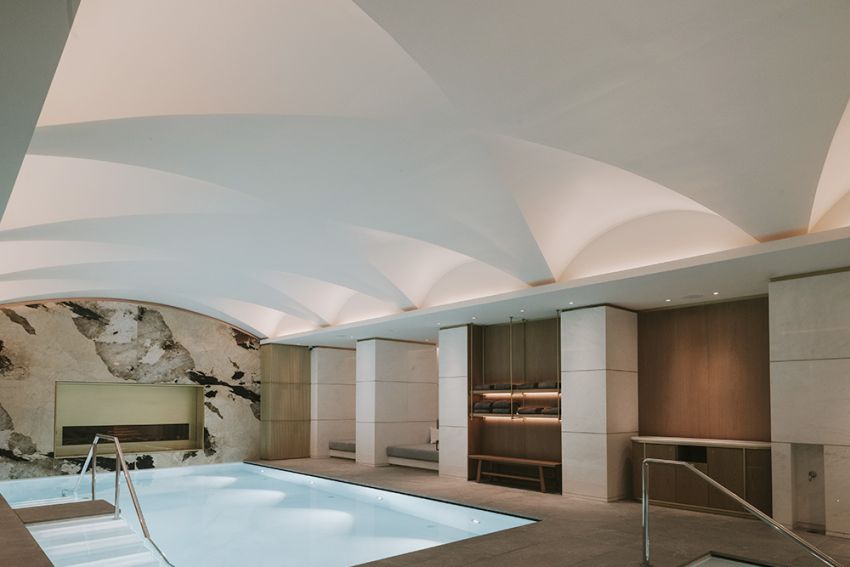 Indrukwekkende plafondstructuren transformeren het iconische Corinthia Hotel