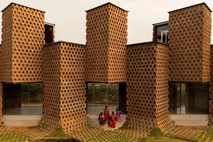 Restaurant in India van zeecontainers en klei