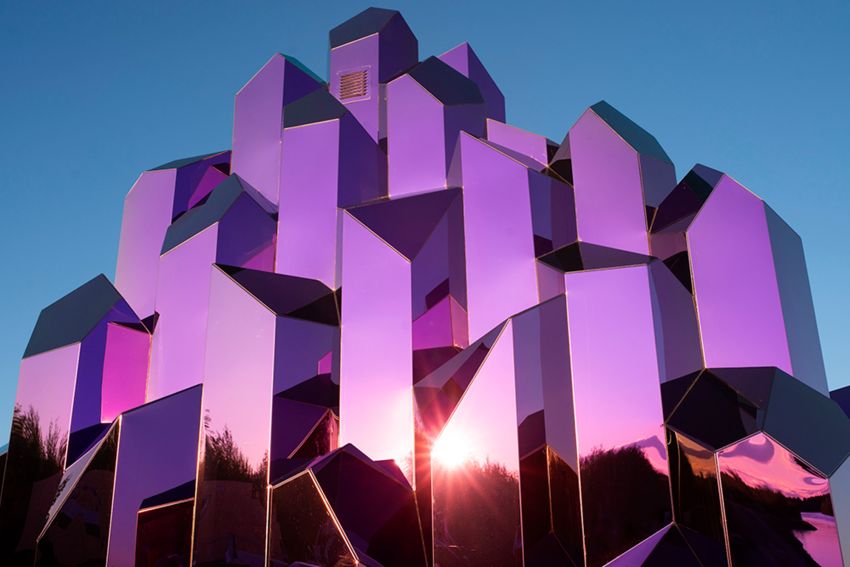 Roze kristallen sauna in het noorden van Zweden