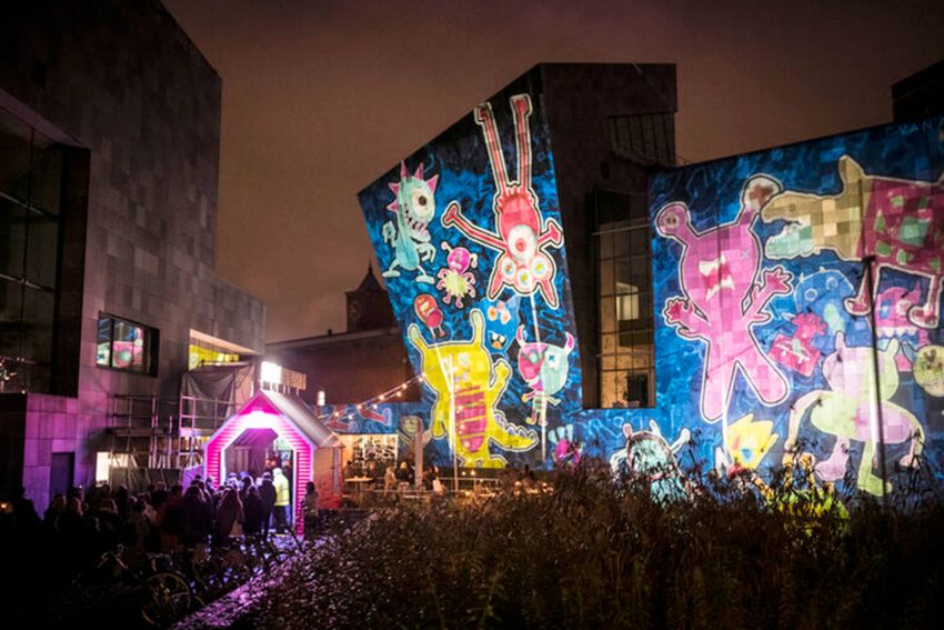 Kinderen openen Droomstad tijdens GLOW 2025 in het Van Abbemuseum