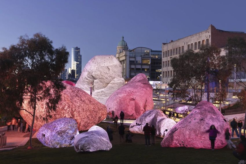 Lichtgevende en opblaasbare rotsen in Melbourne