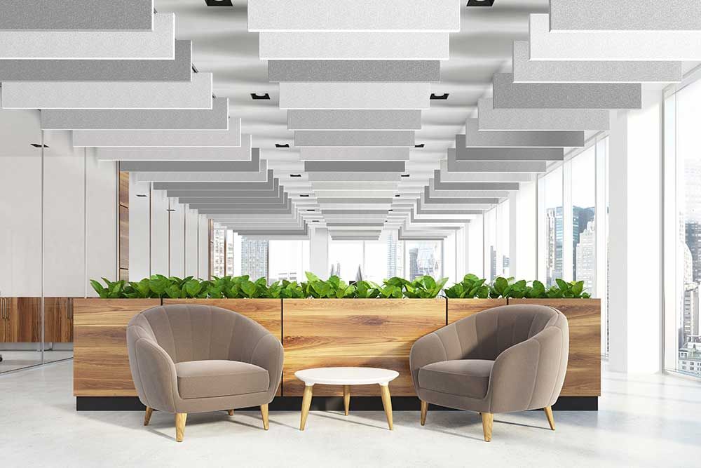  Hunter Douglas Architectural lanceert HeartFelt® Baffle-plafonds Maandag 13 januari 2020 — Het bekroonde HeartFelt® modulair vilten plafond- en wandsysteem, ontwikkeld door Hunter Douglas Architectural, kan dankzij de lancering van een Baffle-plafond nu in nog meer ruimtes en situaties worden gebruikt.  Baffle-plafonds zijn ideaal om geluidsoverlast en weerkaatsend geluid in de meeste bouwsectoren te verminderen. Ze worden gebruikt om de akoestiek te verbeteren in concertzalen, theaters, vergaderzalen en andere ruimtes waarin een goede geluidskwaliteit belangrijk is.  Na de succesvolle lancering van HeartFelt® plafonds in 2017, waarvoor het bedrijf een Reddot Award won, en HeartFelt® wanden in 2019, heeft Hunter Douglas Architectural zijn innovatieve product verder ontwikkeld, waardoor architecten, interieurontwerpers en bestekschrijvers wederom een hoogwaardige designkeuze uit het productaanbod kunnen maken.  Net als de plafonds en wanden zijn lichtgewicht HeartFelt® Baffles gemaakt van niet-geweven thermogevormde PES-vezels en voldoen ze aan brandklasse B-S1, d0. Elk paneel heeft een breedte van 40 tot 80 mm en is verkrijgbaar in een hoogte van 100 tot 500 mm, met een maximumlengte van 2000 mm.  De uitstekende akoestische eigenschappen van HeartFelt® blijven met de nieuwe paneel- en moduleafmetingen ongewijzigd, met nog meer flexibiliteit in akoestisch ontwerp, afhankelijk van het formaat en het aantal geluiddempers per vierkante meter.  Pieter van Rees, Business Development Manager bij Hunter Douglas Architectural: "Geluidscomfort is een essentieel aspect van het ontwerp van elke binnenruimte. Een slechte akoestiek kan immers een negatieve invloed hebben op de gezondheid, communicatie, veiligheid, productiviteit en concentratie. Of het nu om een werkruimte, auditorium, leslokaal of openbaar gebouw gaat: een goede akoestiek is cruciaal. Net als onze andere hoogwaardige akoestische plafondproducten, helpen HeartFelt® Baffles om op een innovatieve en geavanceerde manier de juiste sfeer te creëren en de akoestiek precies goed te krijgen. Na het snelle succes van het HeartFelt® plafond- en wandsysteem was het creëren van Baffles een logische volgende stap in de ontwikkeling van dit opmerkelijke productassortiment. Baffle-plafonds zijn populair bij moderne interieurontwerpers en architecten omdat ze een prachtig ontwerp combineren met een hoog gebruikerscomfort, eenvoudig te installeren zijn en gemakkelijk toegang bieden tot de vrije ruimte boven het plafond."  HeartFelt® Baffles zijn verkrijgbaar in vijf grijstinten, van wit tot zwart, en zijn vuil- en stofbestendig en dus gemakkelijk te onderhouden. De Baffles worden geïnstalleerd op een nieuw ontwikkeld combi-draagsysteem, waarbij elk paneel met stalen klemmen wordt vastgeklikt op een draagrail. De panelen worden door middel van schuifklemmen met elkaar verbonden, met aan het uiteinde drie opties: geen eindkap, gevouwen eindkap of afzonderlijke eindkap.  Hunter Douglas Architectural is trots op zijn groene imago en HeartFelt® beschikt over een bronzen C2C-certificaat en is 100% recycleerbaar of eenvoudig herbruikbaar.