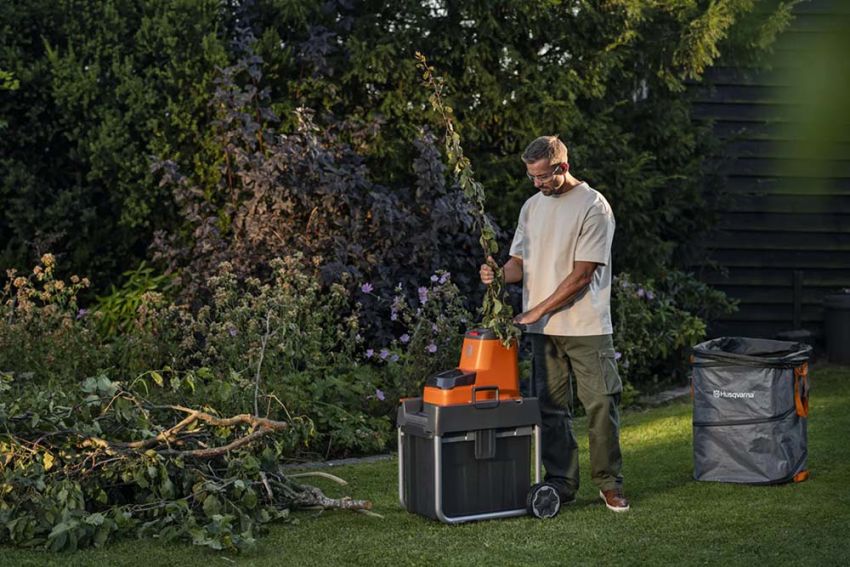 Draadloze vrijheid met de nieuwe tuinhakselaar met accu van Husqvarna