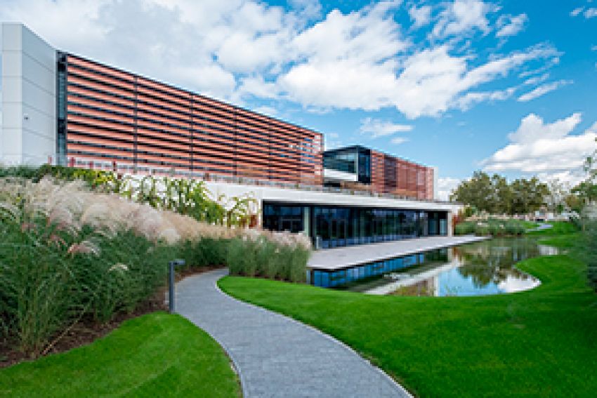 Intelligente buitenzonwering voor energiezuinig kantoorgebouw DCM