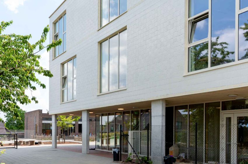 Een gevel die licht vangt: de schittering van StoBrick bij de gemeentelijke basisschool Sterk 