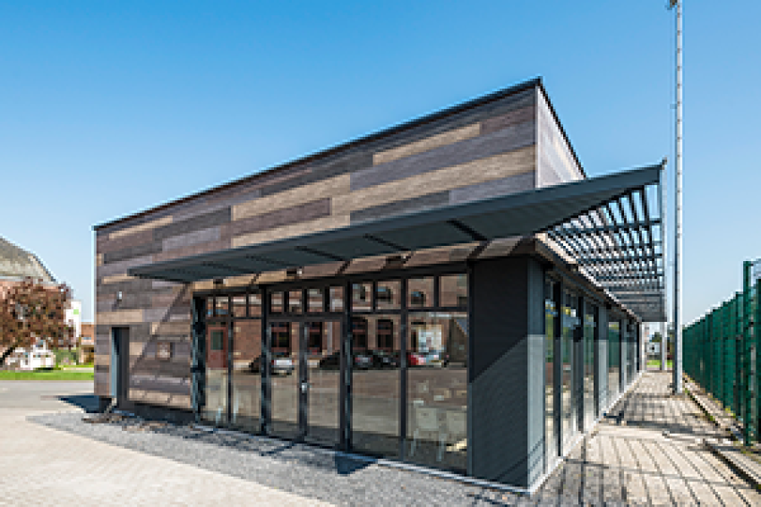 Een nagelnieuwe sporthal met authentieke houtlook